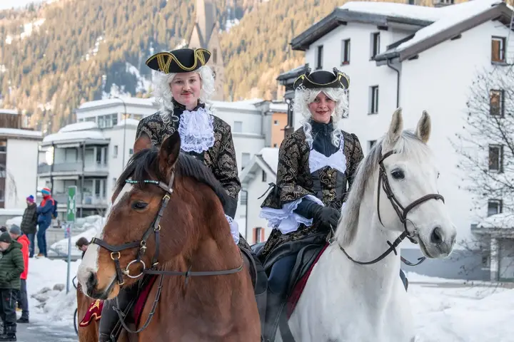 Zwei Füerriiter zu Pferd in historischen Kostümen