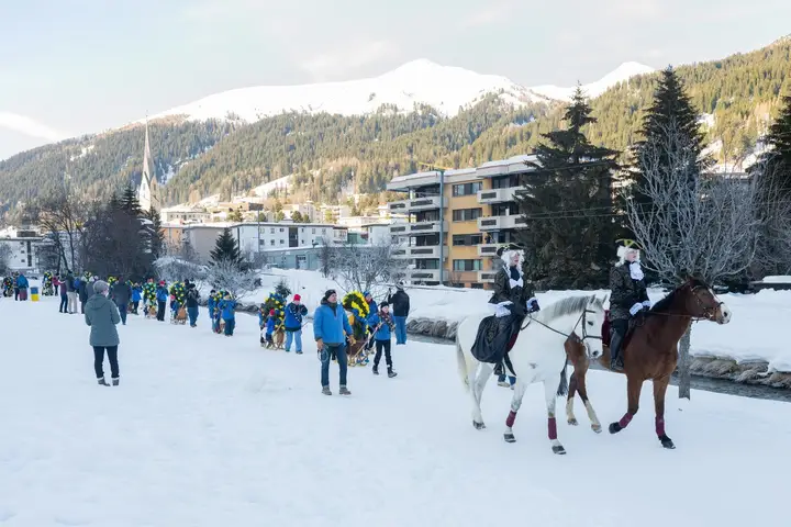 Die Füerriiter reiten dem Umzug am Landwasser voraus