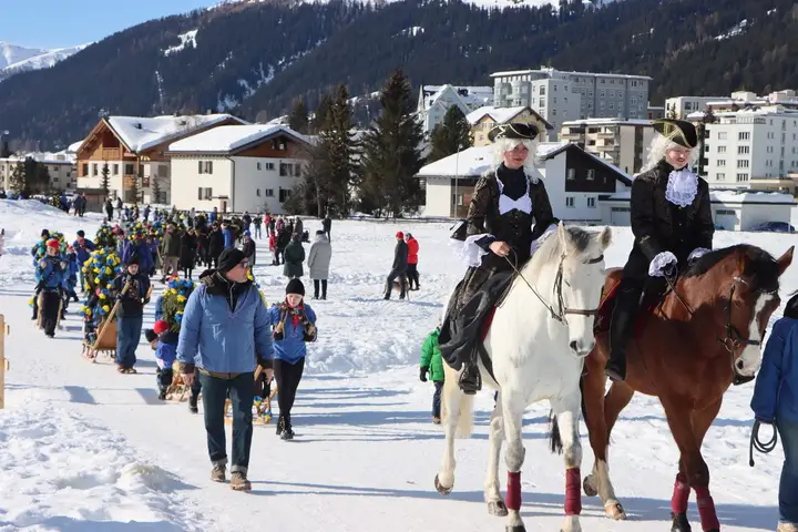 Die Füerriiter reiten in der Kolonne des Umzugs