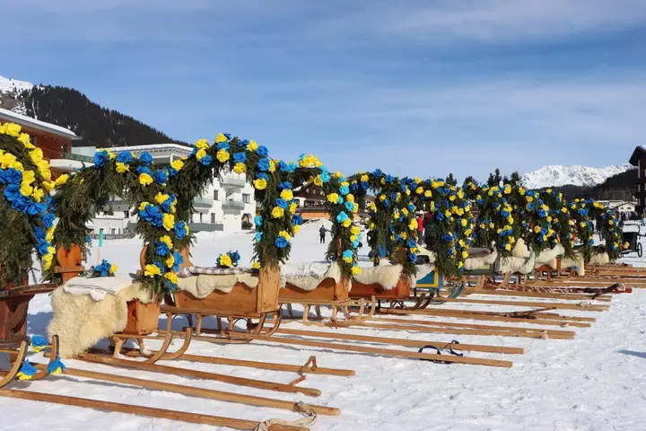 Aufgestellte Rennbänna mit Rosenbögen und Fellsitzen