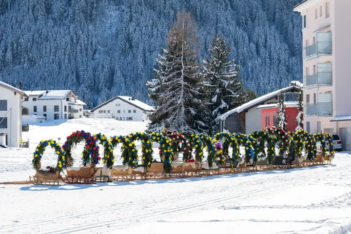 Eine Reihe von Rennbänna mit Rosenbögen auf der Schneefläche