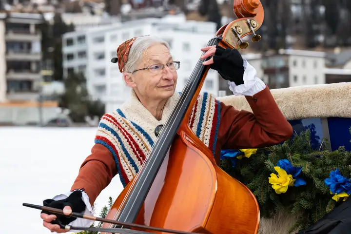 Eine Frau in Tracht spielt Kontrabass