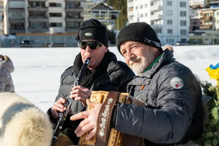 Zwei Musiker mit Klarinette und Handorgel