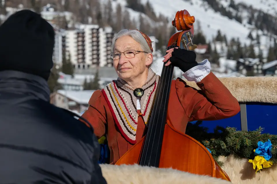 Eine Frau in Tracht spielt Kontrabass